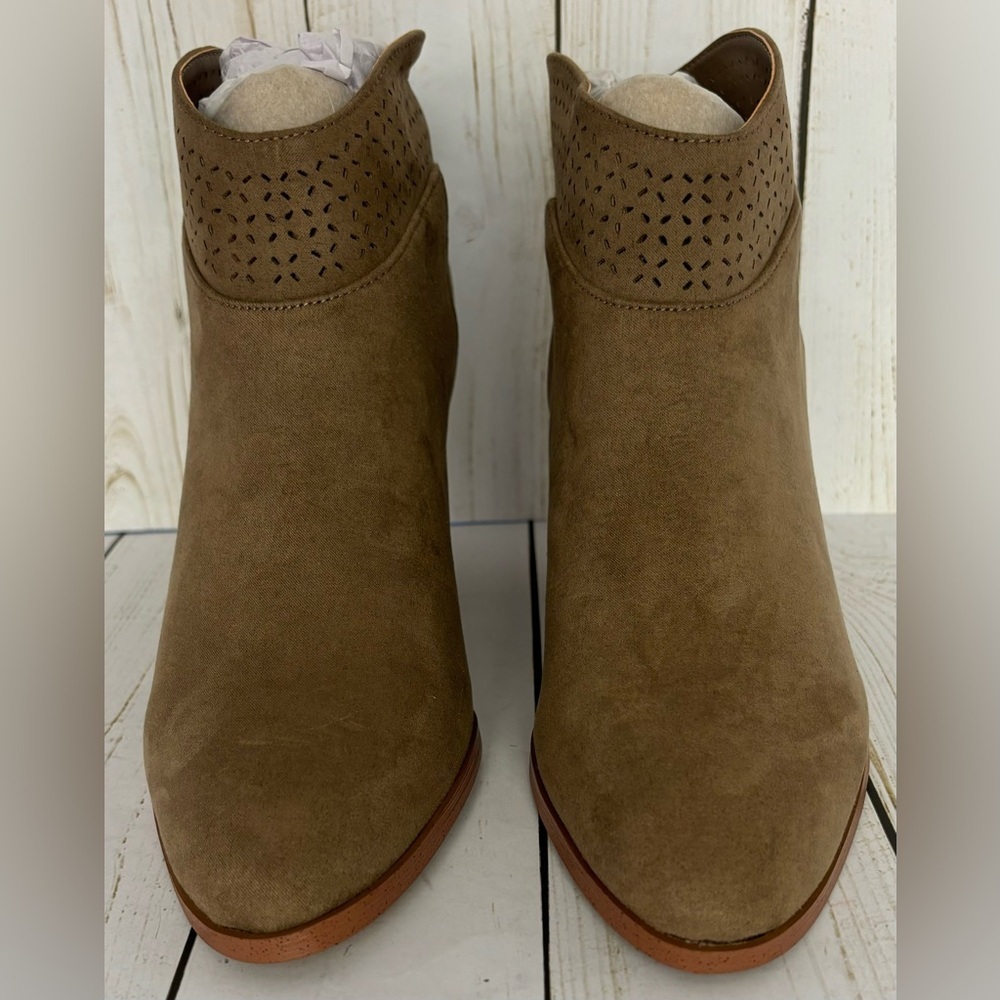 NEW Violet & Red Jackson Lazer Cut Topline Ankle Bootie Boots‎ 7M Taupe Vegan